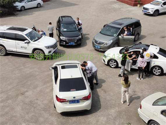 上海汽車遙控學校怎么聯系？